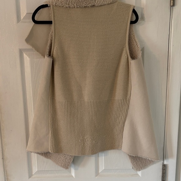 Romeo + Juliet Couture Faux Shearling Draped Open Front Vest Size L - Picture 6 of 6